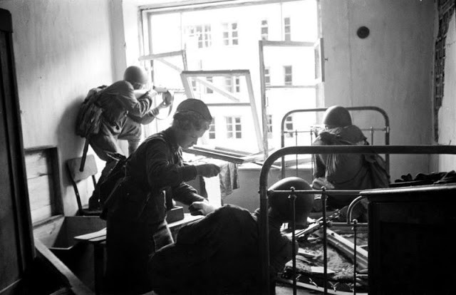 Những xạ thủ trong quân đội Liên Xô đứng trong một căn phòng tại tòa nhà ở Voronezh nhắm bắn, tiêu diệt lính Đức quốc xã. Ảnh chụp tháng 7/1942.