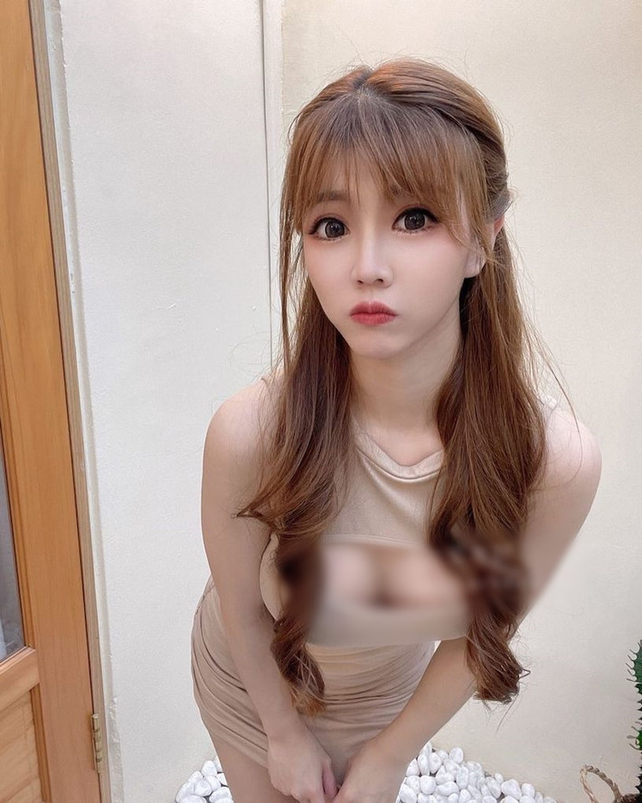 Katie sở hữu khuôn mặt ngọt ngào và thân hình nóng bỏng, cô nàng cũng không ngần ngại khoe dáng trong những bộ đồ thiếu vải, táo bạo.