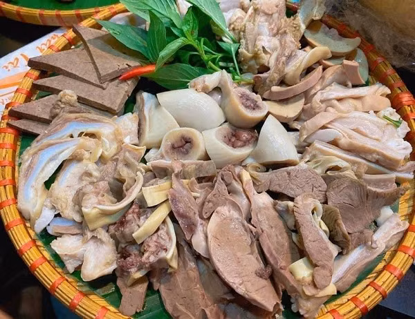 2. Lòng lợn: Lòng lợn cũng được rất nhiều người ưa thích nhưng theo nhiều chuyên gia sức khoẻ, đây là một trong những loại thực phẩm bẩn nhất, nên tránh triệt để, đặc biệt là ruột già.