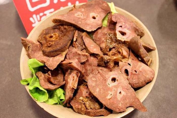3. Phổi lợn: Phổi lợn mùi vị ngon, nhưng cũng giống như ruột lợn, thực phẩm này gây nhiều tranh cãi, người thích thì siêu thích, người không thích thì nhìn cũng không muốn nhìn.