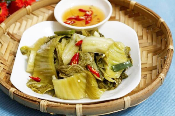 1. Dưa chua: Dưa chua là thực phẩm chúng ta thường thấy trong các bữa ăn của người châu Á. Dưa chua được nhiều người ưa thích vì vị của nó kích thích ăn ngon, ăn nhiều. Thế nhưng, chưa kể đến chuyện an toàn vệ sinh thực phẩm thì dưa chua là thực phẩm sản sinh ra rất nhiều nitrit, nếu ăn dưa muối thường xuyên sẽ rất có hại cho sức khỏe.