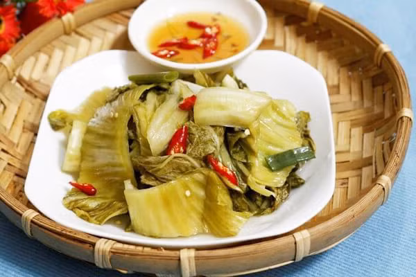 1. Dưa chua: Dưa chua là thực phẩm chúng ta thường thấy trong các bữa ăn của người châu Á. Dưa chua được nhiều người ưa thích vì vị của nó kích thích ăn ngon, ăn nhiều. Thế nhưng, chưa kể đến chuyện an toàn vệ sinh thực phẩm thì dưa chua là thực phẩm sản sinh ra rất nhiều nitrit, nếu ăn dưa muối thường xuyên sẽ rất có hại cho sức khỏe.