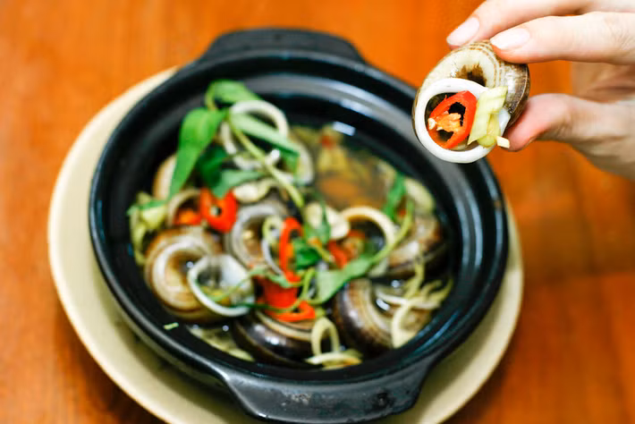 Sau khi rửa xong, chúng ta đổ ốc và 1 ít nước cùng các gia vị như: Muối, mì chính, ớt, xả... băm nhỏ cho vào nồi đảo đều, rồi hấp. Khoảng hơn 35 phút sau, chúng ta sẽ có món ốc núi đá hấp xả thơm ngon và hấp dẫn.