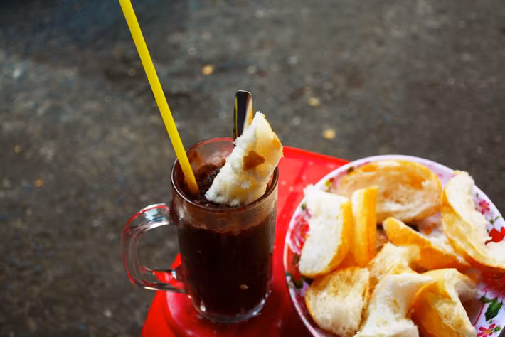 Khi ăn, chấm miếng bánh mì vào cốc ca cao đặc quánh, sánh mịn sẽ cảm nhận hương vị ngọt ngào, đan xen chút vị đăng đắng. Hương vị thơm ngon, hấp dẫn của món bánh mì ca cao gây thương nhớ và khiến người ta “trót yêu” khi gợi nhắc về tuổi thơ xưa cũ.