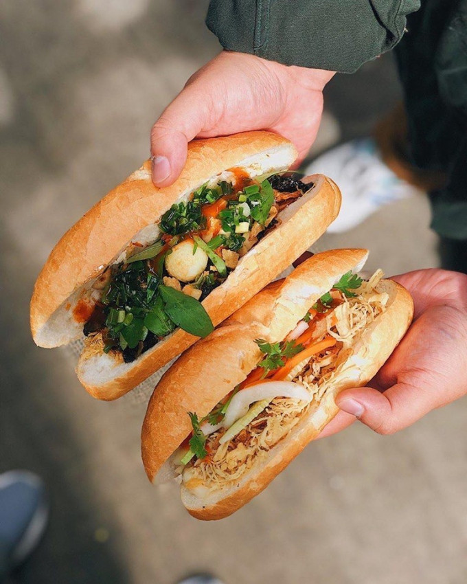 Bánh mì bánh tráng trộn mang hương vị vừa quen, vừa lạ miệng. Vị thơm, béo ngậy từ phần nhân bánh tráng, phần vỏ bánh mì giòn tan đặc trưng của bánh mì.