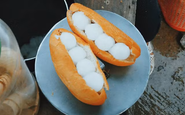 Bánh mì được bán trên chiếc xe dạo với giá bình dân chỉ 10.000 đồng/ổ. Người bán thường đạp lòng vòng qua các tuyến đường Phan Văn Trị, Huỳnh Mẫn Đạt ở quận 5. Nếu là người đam mê ẩm thực, bạn đừng ngại tìm để được thưởng thức món ăn thơm ngon này.