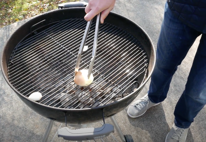 8. Hành tây: Sử dụng hành tây là một cách dễ dàng để làm sạch bếp nướng mà không cần bất kỳ hóa chất nào. Đặt một nửa củ hành tây lên dĩa nướng và chà xát vào vỉ nướng. Thao tác này sẽ dễ dàng loại bỏ bụi bẩn mà không tốn nhiều công sức.
