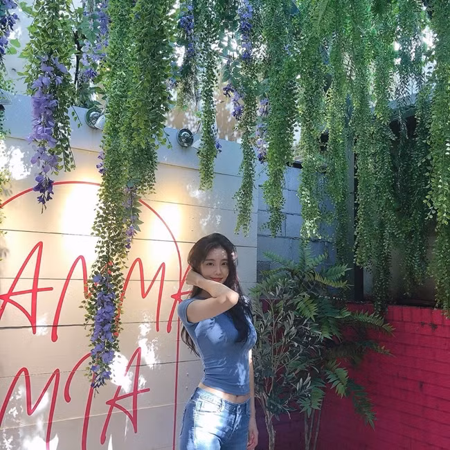 Cựu nữ tiếp viên khá yêu thích các kiểu trang phục bó sát để tôn đường cong cơ thể.