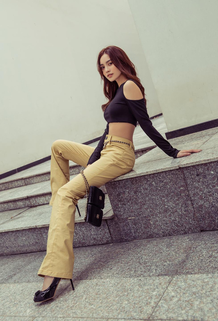 Sở hữu vòng eo chỉ 54cm, Lan Ngọc cũng không ngại xuất hiện trong những set áo croptop để lộ hình thể cực sexy.