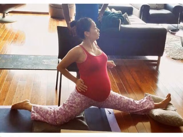 Bước sang thai kỳ ở tháng thứ 8 nhưng Thu Minh vẫn rất chăm chỉ luyện tập yoga.