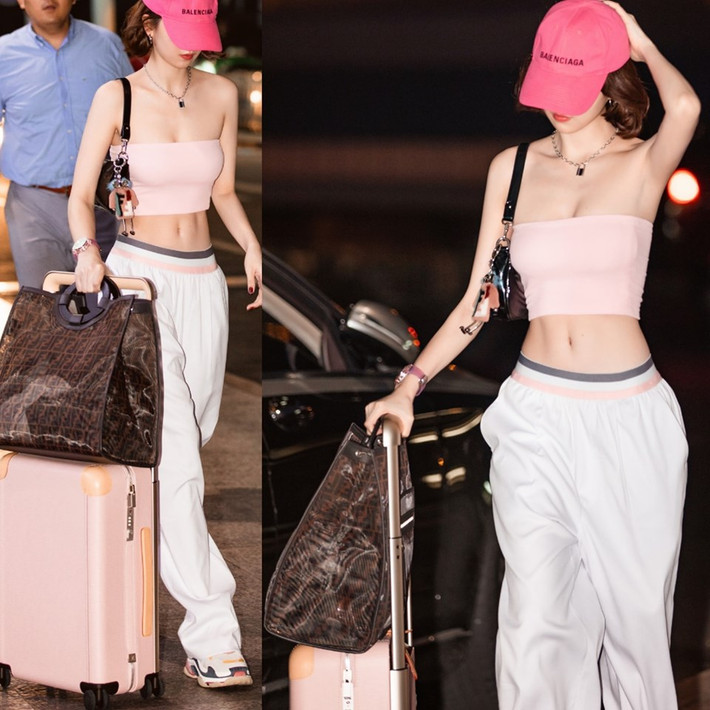 Ngọc Trinh tích cực khoe eo thon với những chiếc croptop hở bạo, đi kèm quần cạp trễ, tôn lên vòng hai.