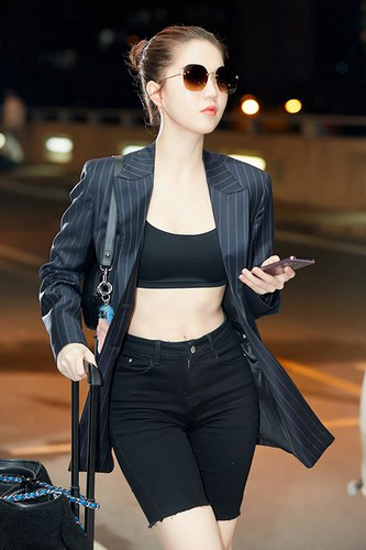 Chiếc áo bratop được Ngọc Trinh mix cùng biker shorts và blazer unisex khoe eo thon triệt để. Ảnh: Internet.