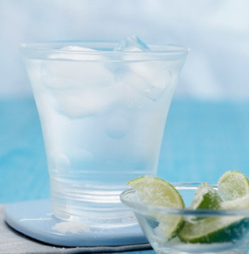 Đặc biệt trong trường hợp trẻ bị sốt do bệnh truyền nhiễm chức năng của đường tiêu hóa bị giảm sút thì việc uống nước quá lạnh cũng sẽ rất nguy hiểm với sức khỏe.