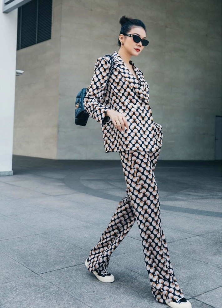 Thanh Hằng toát lên vẻ sang chảnh với bộ suit phom rộng, họa tiết bắt mắt.