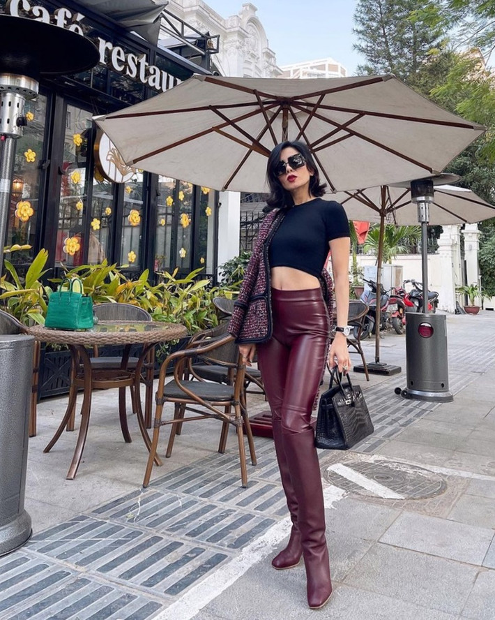 Dạo phố ngày hửng nắng, Lệ Quyên “thả dáng” tự tin với crop top, quần da bó và boots cao, khoác hờ áo tweed cực sang chảnh.