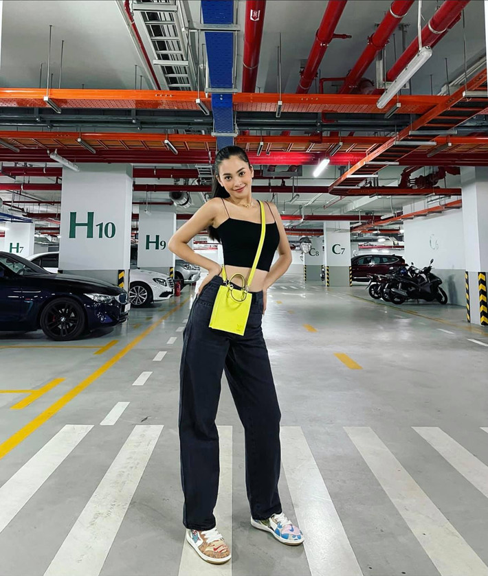 Crop-top phối cùng quần jeans lưng cao giúp Tiểu Vy khoe khéo vòng 2 phẳng lỳ. 