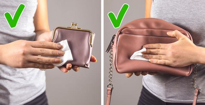 Sữa rửa mặt, kem dưỡng ẩm: Kem dưỡng ẩm hoặc sữa rửa mặt hết hạn có thể tận dụng để làm sạch và đánh bóng túi, ví. Chỉ cần bóp một ít sữa rửa mặt vào miếng bông và bắt đầu đánh bóng.