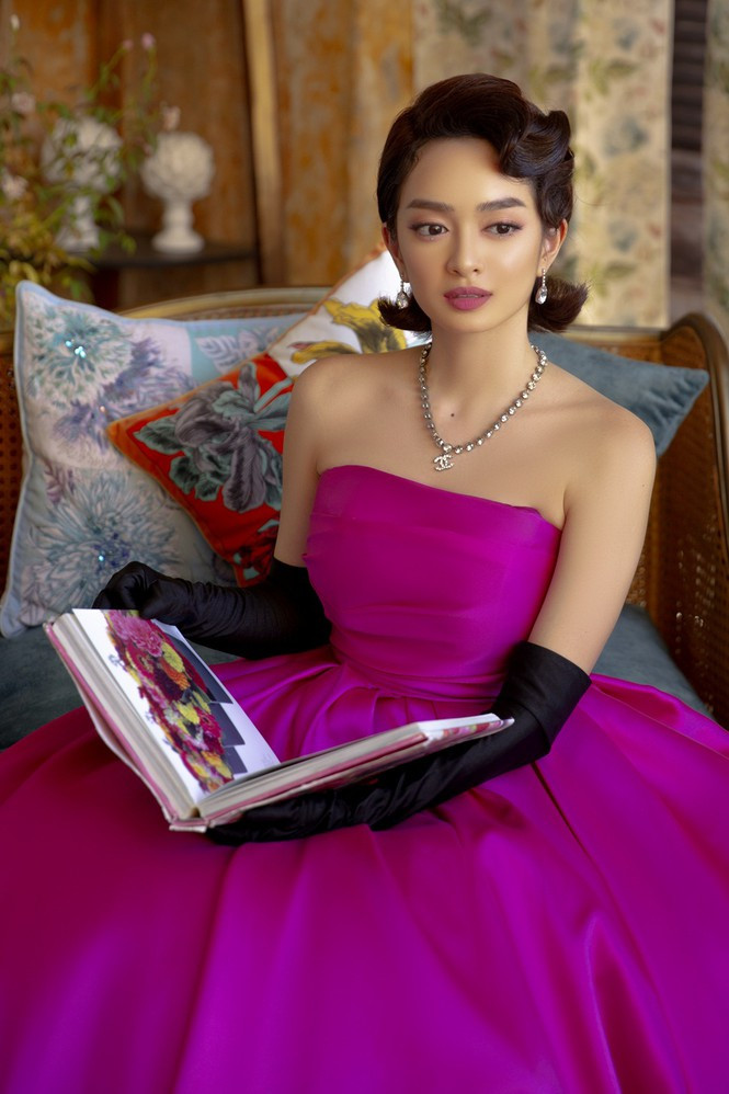 Trong cả phim, Kaity Nguyễn diện hơn 50 trang phục được nhà thiết kế Đỗ Mạnh Cường làm riêng cho cô, đa số đều là những bộ váy tinh tế, cầu kỳ, nhìn đã thấy toát ra vẻ quyền lực.