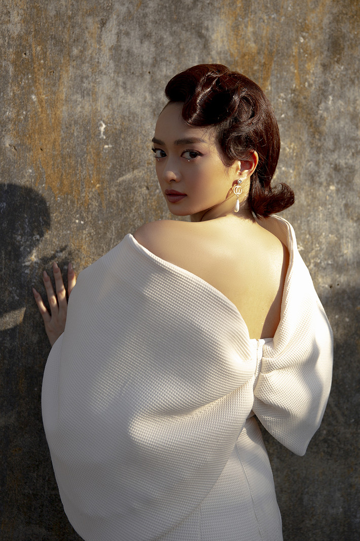 Váy áo của nhân vật do nữ diễn viên Kaity Nguyễn đảm nhận hết sức cầu kỳ và đắt tiền.