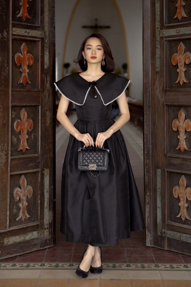 Những kiểu đầm đen được cô phối cùng phụ kiện cùng tông cực sang.