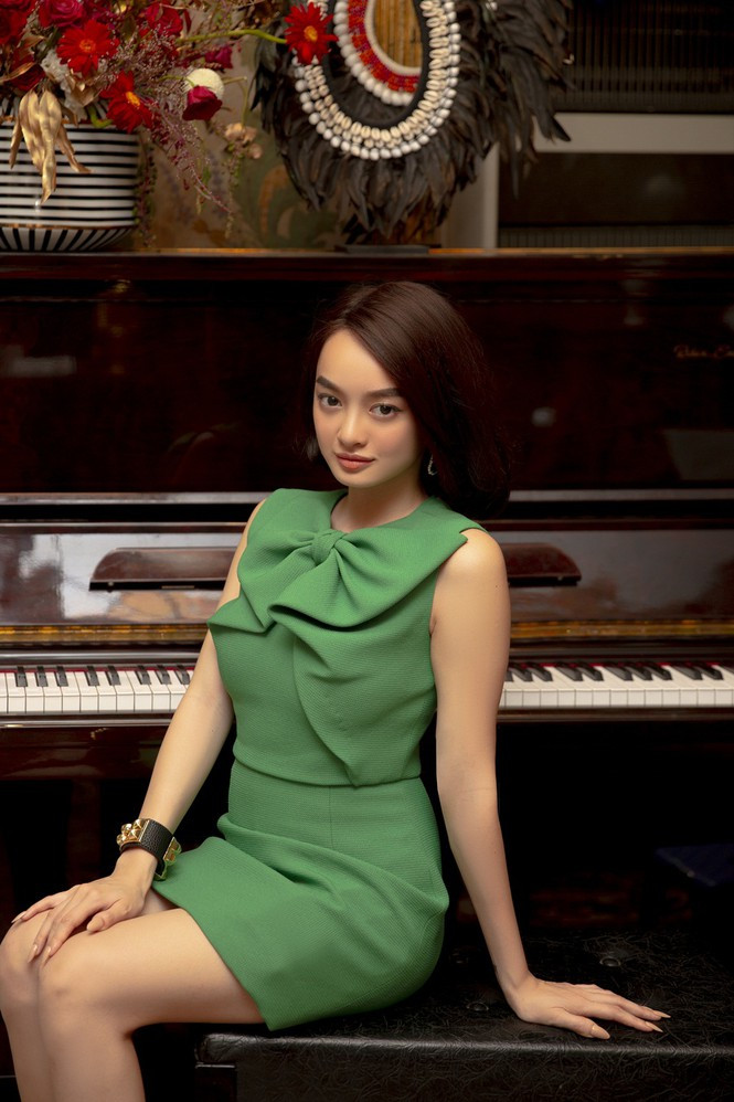 Lý Linh thường mặc những thiết kế thanh lịch, tối giản nhưng vẫn rõ nét quý cô giàu có, tự tin.