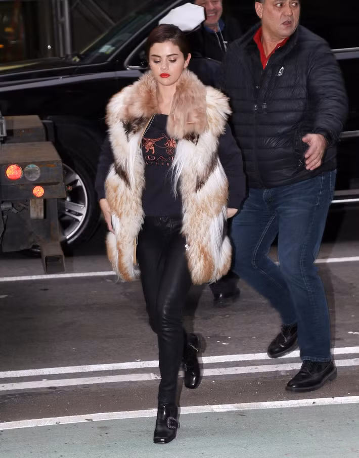 Không riêng sao Việt, nhiều sao ngoại cũng từng bị chỉ trích vì diện khăn lông thú. Selena Gomez từng khiến công chúng bất bình khi xuất hiện trên phố trong set đồ đen kết hợp cùng áo khoác lông thú đắt đỏ.