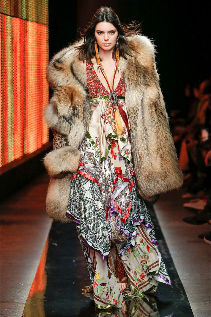 Kendall Jenner cũng từng trở thành nhân vật bị dân mạng chỉ trích vì xuất hiện trên sàn diễn thời trang trong bộ váy maxi mang hơi hướm boho cùng áo khoác lông thú. Ảnh: Internet.