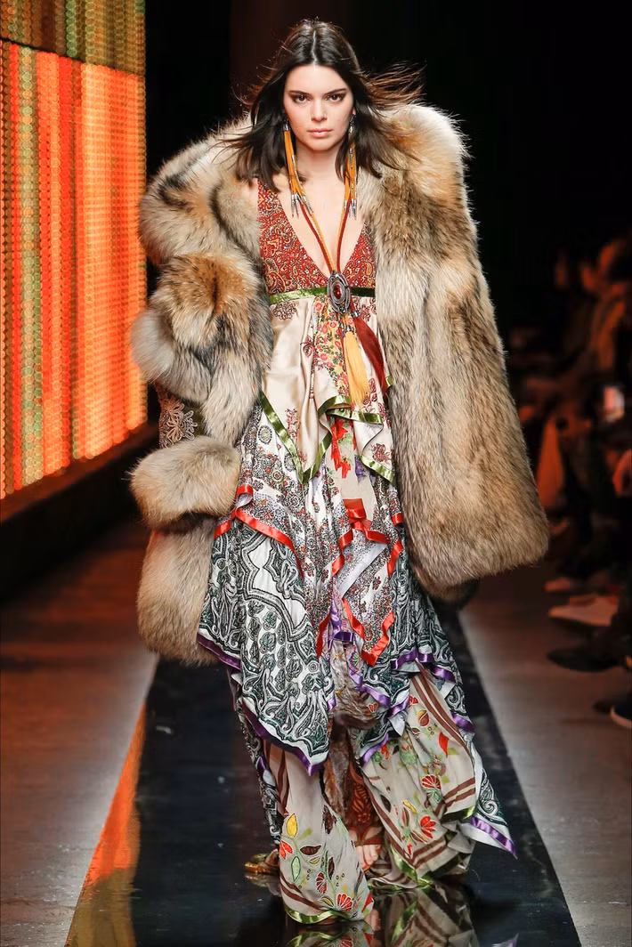 Kendall Jenner cũng từng trở thành nhân vật bị dân mạng chỉ trích vì xuất hiện trên sàn diễn thời trang trong bộ váy maxi mang hơi hướm boho cùng áo khoác lông thú. Ảnh: Internet.