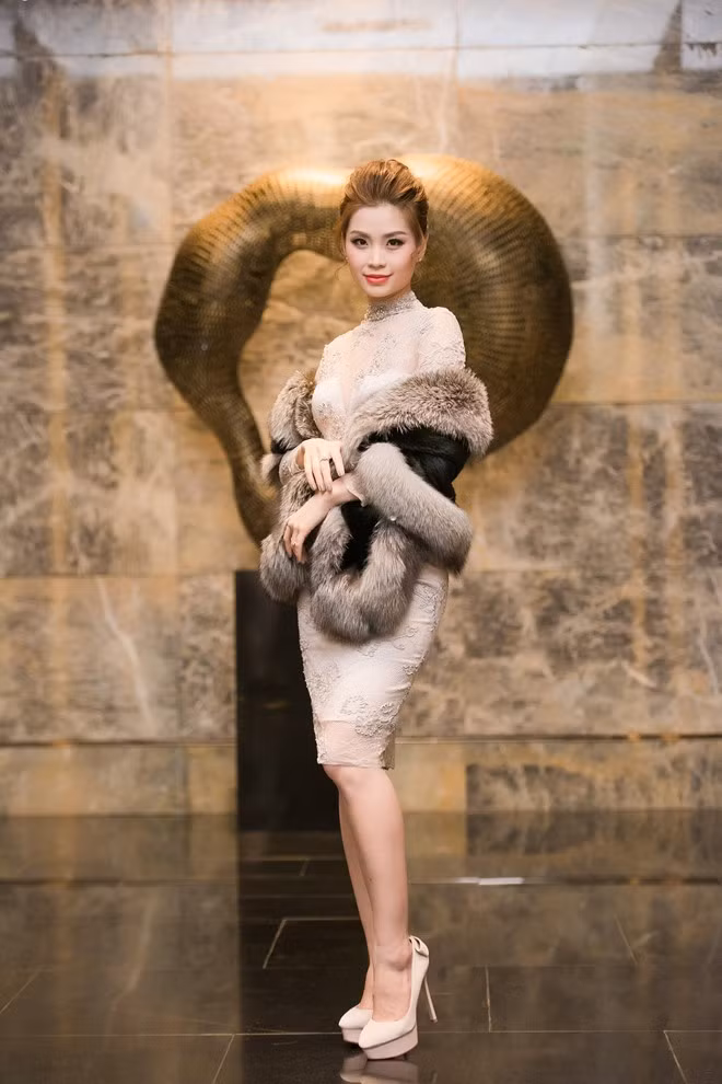 Diễm Trang từng khoác áo lông thú mix da tại một sự kiện.