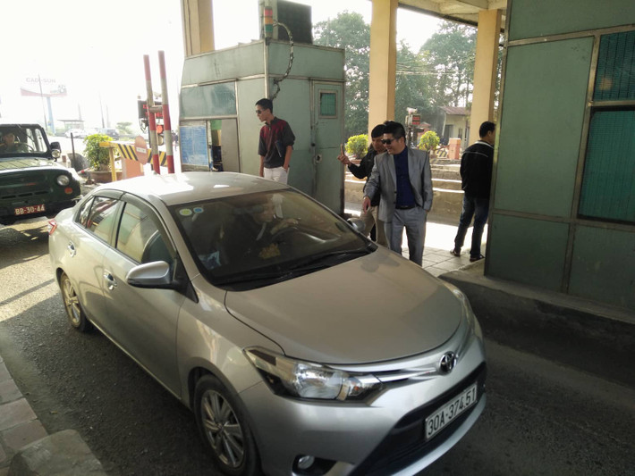  Một số tài xế cho biết, họ đang phải trả phí tại trạm BOT “đặt nhầm chỗ” này là quá vô lý. 