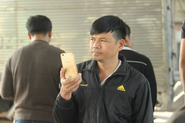  Nhiều tài xế dùng điện thoại quay lại cảnh phản đối trạm BOT đặt nhầm chỗ. 