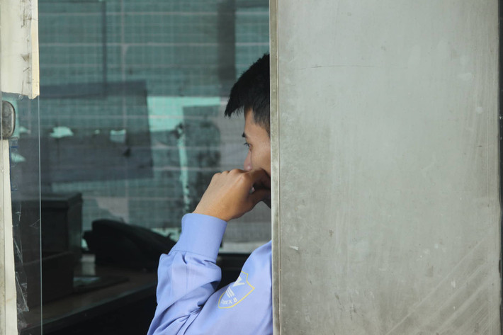  Nhân viên ngán ngẩm ngồi trong bốt thu phí. 