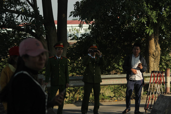  Thời điểm PV ghi nhận có một số cảnh sát có mặt ở trạm và chỉ đứng theo dõi diễn biến. 