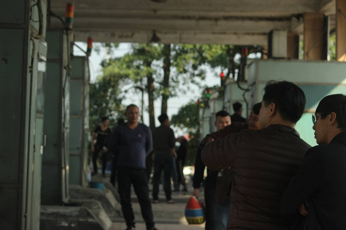  Nhiều tài xế tụ tập tại BOT Bắc Thăng Long - Nội Bài. 