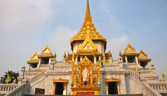 Wat Traimit (chùa Phật Vàng) là ngôi chùa nổi tiếng ở thủ đô Bangkok, Thái Lan. Nơi đây gây chú ý với du khách bởi bề dày lịch sử cũng như kiến trúc tuyệt đẹp.
