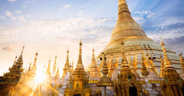 Shwedagon hay chùa Vàng được đánh giá là ngôi chùa linh thiêng nằm ở thành phố Yangon, Myanmar. Ngôi chùa này có lịch sử hơn 2.500 năm. Tương truyền, ngôi chùa này được xây dựng trước khi Đức Phật Thích Ca qua đời.