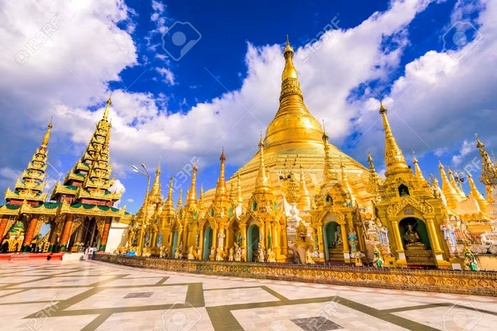 Thân và ngọn tháp tại Shwedagon được dát vàng ròng. Thêm nữa, đỉnh tháp được gắn hàng nghìn viên kim cương, hồng ngọc, bích ngọc và lục lạc vàng. Theo ước tính, 90 tấn vàng được dát tại ngôi chùa linh thiêng này.
