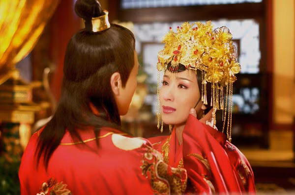 Do vậy, sau khi lên ngôi vua, Chu Kiến Thâm hết mực sủng ái Vạn Trinh Nhi và phong làm Vạn Quý phi. Dân gian còn đồn rằng, ông hoàng này rất nể sợ Vạn Trinh Nhi - người luôn ở bên ông trong thời kỳ "đen tối" nhất của cuộc đời.