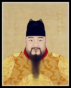 Minh Hiến Tông Chu Kiến Thâm là con trai Minh Anh Tông. Ngay từ khi còn nhỏ, ông đã được lập làm thái tử. Tuy nhiên, khi Minh Anh Tông chinh chiến với quân Mông Cổ và bị bắt làm tù binh, chú của Chu Kiến Thâm là Minh Đại Tông lên ngôi hoàng đế.