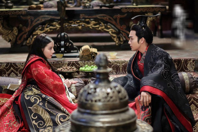 Đây cũng là lý do khiến Vạn Quý phi ngày càng ngang tàn, hống hách và tìm mọi cách hãm hại mọi phi tần đang mang long thai hoặc đã sinh con cho nhà vua. Theo đó, dù đã già, Minh Hiến Tông Chu Kiến Thâm vẫn chưa có con trai nối dõi.