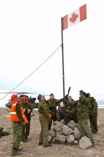 Tuy nhiên, khi quân đội Canada đến đảo Hans thì họ để lại một chai rượu whisky và một tấm bảng: "Chào mừng bạn đến Canada". Kể từ đó, Canada và Đan Mạch diễn ra cuộc "chiến tranh rượu".