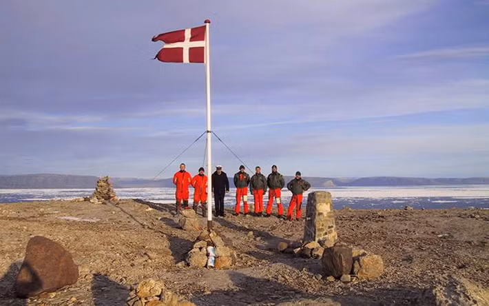 Tuy nhiên, sau khi Hội Quốc Liên tan rã và được thay thế bởi Liên Hiệp Quốc, phán quyết về chủ quyền đảo Hans không còn giá trị. Đến năm 1984, hòn đảo Hans được dư luận quan tâm khi Bộ trưởng Đan Mạch đến thăm đảo và cắm cờ Đan Mạch trên đảo. Ở dưới bệ cờ là dòng chữ: "Chào mừng đến đảo của Đan Mạch" và một chai rượu schnapps.