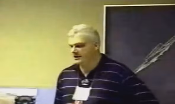 Thế nhưng, sau nhiều năm, ông Schneider quyết định tiết lộ sự thật về Delta Force và người ngoài hành tinh. Theo ông Schneider, quân đội Mỹ đang làm việc với một chủng tộc ngoài hành tinh để xây dựng căn cứ ngầm.