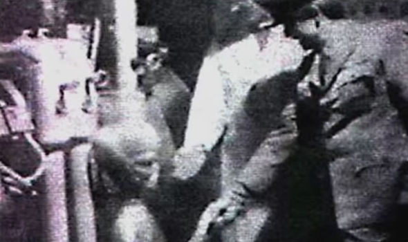 Cụ thể, ông Schneider đã làm việc cho các dự án quân sự bí mật của Mỹ nằm sâu dưới lòng đất ở Dulce, New Mexico. Ông từng ký vào những tài liệu và giữ im lặng tuyệt đối về những điều xảy ra tại căn cứ dưới lòng đất ở Dulce.