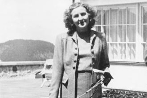 Eva Braun yêu Hitler một cách cuồng si và luôn một mực trung thành với Hitler. Do vậy, bà sát cánh cùng nhà độc tài trong suốt nhiều năm cho đến những ngày cuối cùng của phát xít Đức.