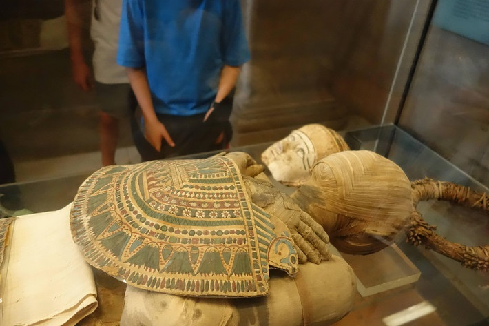 Thêm nữa, xác ướp được đặt nằm trên giường, xung quanh là nữ thần Nephthys, Isis và 4 người con trai của thần Horus là: Imsety, Duamutef, Hapi và Qebehsenuef.