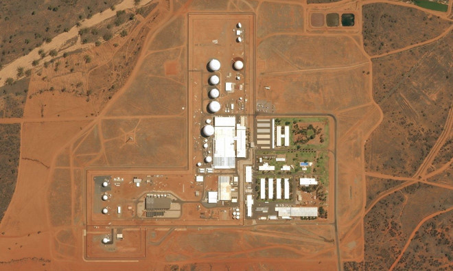 Cơ sở phòng thủ chung Pinegap của Mỹ nằm ở Australia nổi tiếng là nơi được canh gác vô cùng nghiêm ngặt và cấm người ngoài tiếp cận. Được xây dựng từ thập niên 1960, mục đích ban đầu của Pinegap là giám sát các vụ thử tên lửa và hoạt động quân sự của Liên Xô, Trung Quốc, Pakistan, Nhật Bản, Ấn Độ và bán đảo Triều Tiên.