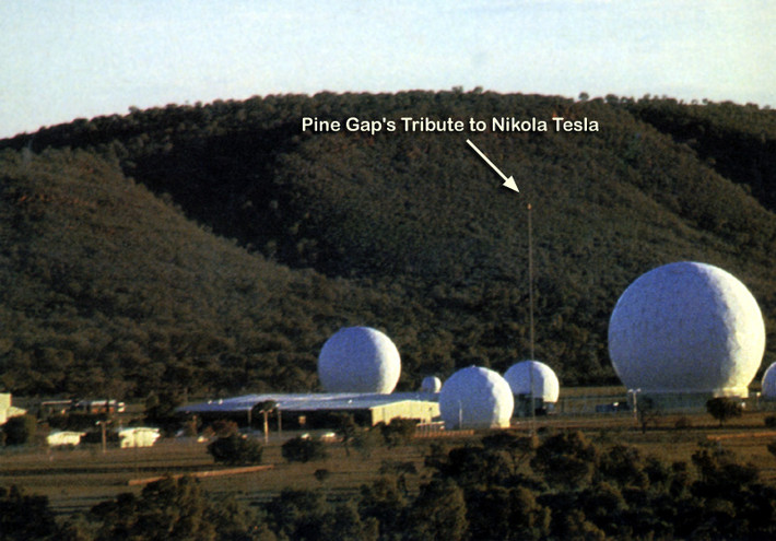 Khi nhìn từ bên ngoài của Pinegap, công chúng sẽ thấy khoảng 38 chảo radar hướng lên trời để liên lạc với các vệ tinh. Đa số radar được giấu dưới các lớp vỏ tròn trông như quả bóng golf cỡ "khủng".