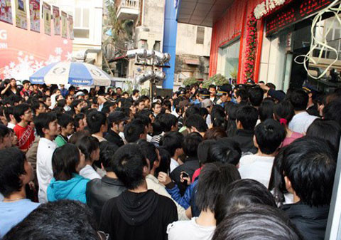 Vào năm 2009, hàng trăm khách hàng chen lấn xô đẩy để giành phiếu giảm giá trong chương trình khuyến mại tại siêu thị Trần Anh (Hà Nội). Cảnh hỗn loạn diễn ra nhiều giờ đồng hồ khiến không ít người ngất xỉu.