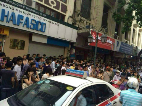 Trước đó, ngày 7/8/2014, cơ quan quản lý thị trường thanh lý một khối lượng lớn hàng lậu với giá giảm tới 70% tại Công ty thương mại dịch vụ thời trang Hà Nội Hafasco (13 Đinh Lễ). Thông tin trên đã khiến rất đông khách hàng đổ xô đến địa điểm này.